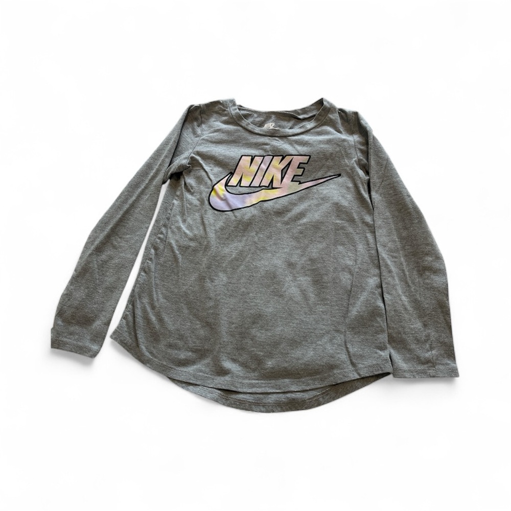 Nike Kids Long Sleeve Shirt in Gray with Multicolor Logo